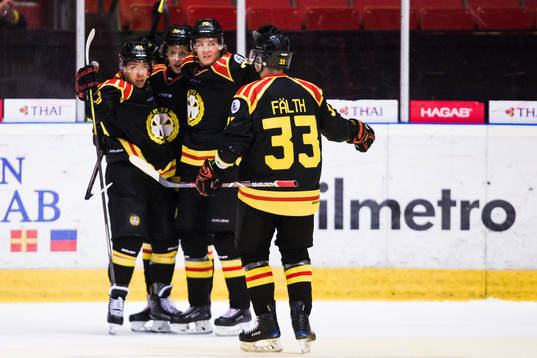 Brynäs Linus Ölund jublar med Jesper Boqvist och Elias