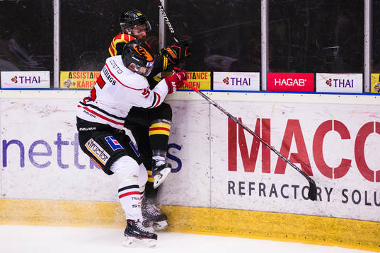 Brynäs Jörgen Sundqvist får en tackling av Örebros