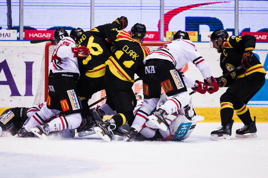 Brynäs Linus Ölund och Kevin Clark trycker spå mot