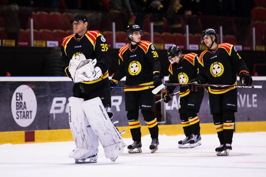 Brynäs målvakt Linus Fernström , Linus Ölund deppar