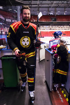 Brynäs Johan Alcén hälsar på unga ishockeyspelare innan