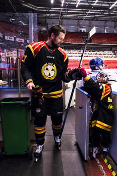 Brynäs Johan Alcén hälsar på unga ishockeyspelare innan
