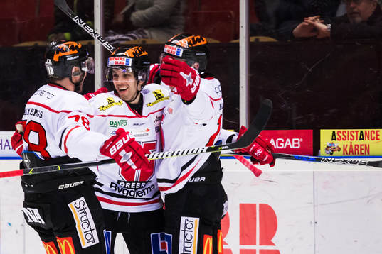 Örebros Tom Wandell (h) jublar med Jeremy Williams (m) och