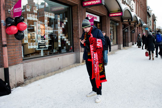 En butik har smyckat sitt skyltfönster och en man säljer