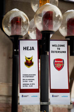 Stadens gatlyktor hälsar Arsenal välkommen innan