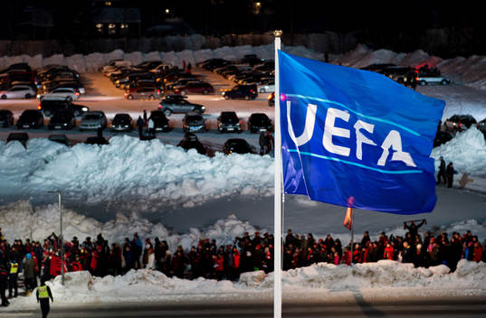 UEFAs flagga vajar och puliken