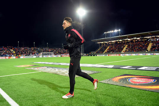 Arsenals Mesut Ozil går av planen