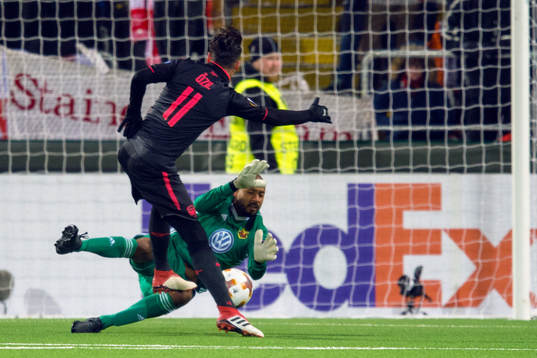 Arsenals Mesut Ozil och Östersunds målvakt Aly Keita