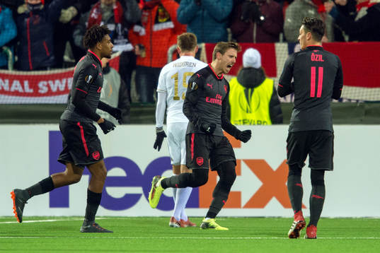 Arsenals Nacho Monreal jublar med lagkamrater