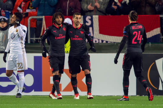 Arsenals Henrikh Mkhitaryan jublar med lagkamrater