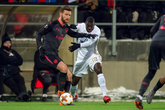 Arsenals Shkodran Mustafi och Östersunds Ken Sema