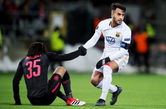 Arsenals Mohamed Elneny får hjälp av Östersunds Brwa