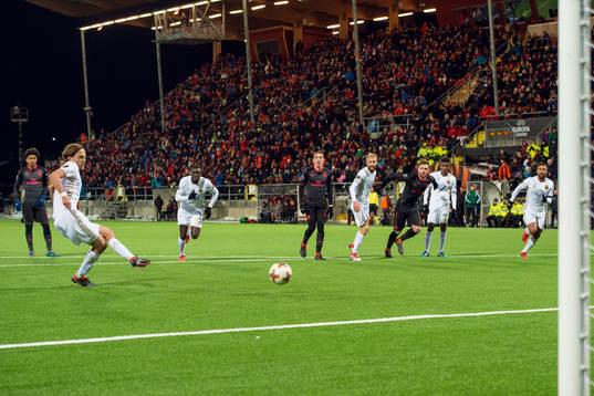 Östersunds Tom Pettersson missar en straff