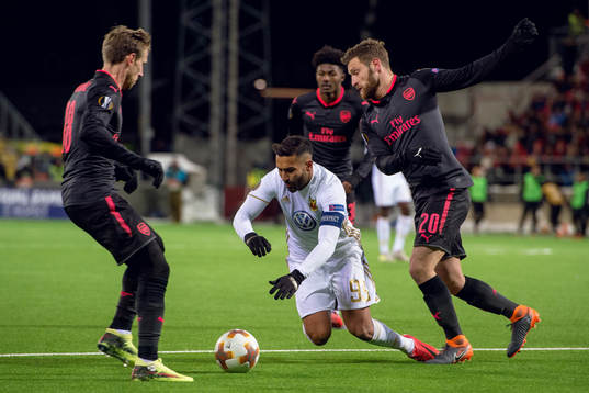 Östersunds Saman Ghoddos går omkull i straffområdet