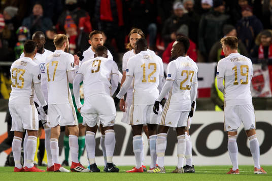 Östersunds spelare snackar ihop sig en bit in i