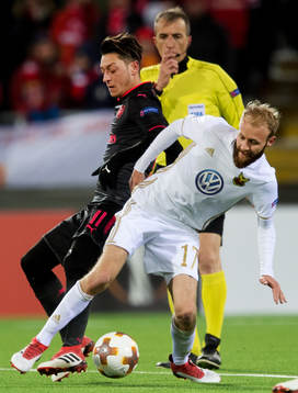 Arsenals Mesut Ozil och Östersunds Curtis Edwards