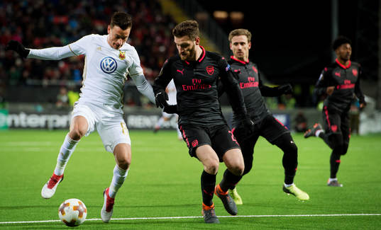 Östersunds Jamie Hopcutt och Arsenals Shkodran Mustafi