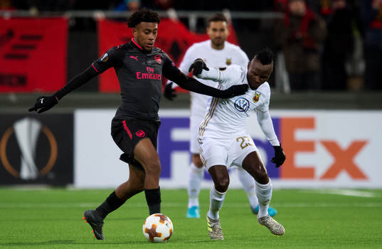 Arsenals Alex Iwobi och Östersunds Samuel Mensiro