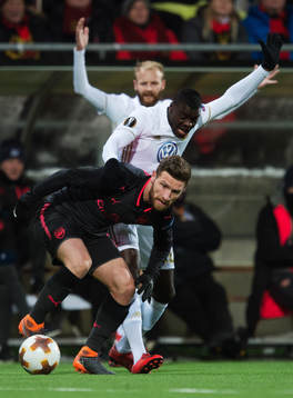 Arsenals Shkodran Mustafi och Östersunds Ken Sema