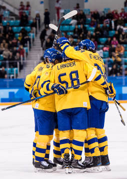 Players of Sweden celebrates the 0-4 goal in the Men's Ice