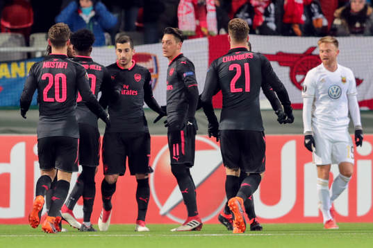 Arsenals Henrikh Mkhitaryan jublar med lagkamrater