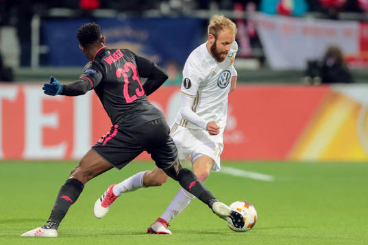 Östersunds Curtis Edwards och Arsenals Danny Welbeck