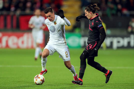 Östersunds Jamie Hopcutt och Arsenals Hector Bellerin