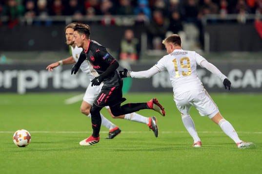 Arsenals Mesut Ozil och Östersunds Dennis Widgren