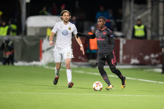 Arsenals Eddie Nketiah mot Östersunds Tom Pettersson