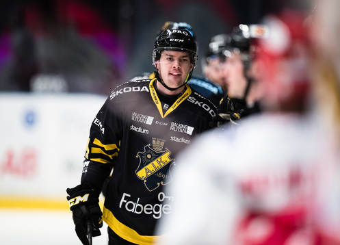 s Kalle Jellvert jublar med lagkamrater