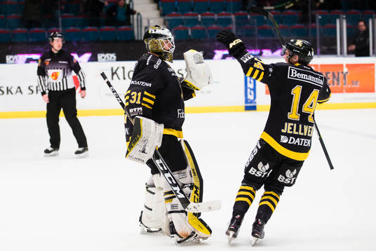 s Kalle Jellvert jublar med målvakt Linus Lundin