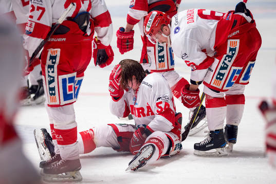 Timrås Jonathan Dahlen grinar illa