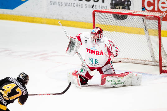 s Eric Norin med ett skott mot Timrås målvakt Victor