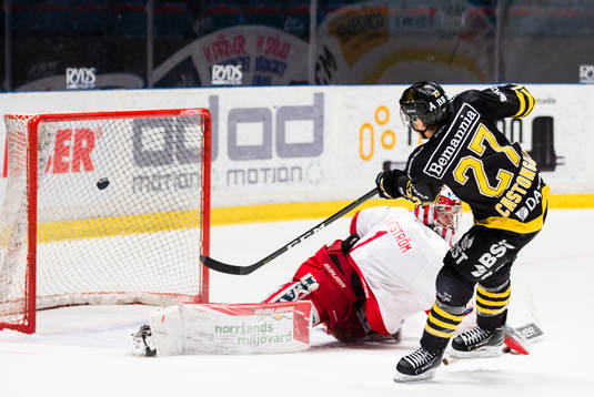 s Eric Castonguay sätter en straff bakom Timrås målvakt