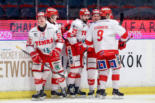 Timrås John Westin jublar med lagkamrater