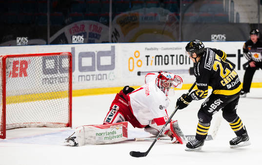 s Eric Castonguay sätter en straff bakom Timrås målvakt