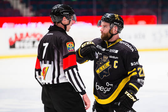 s Christian Sandberg diskuterar med Domare Christoffer Holm