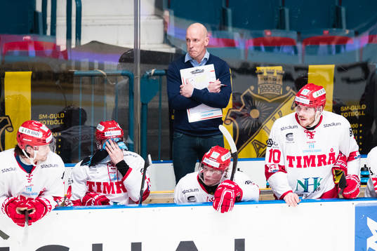 Timrås tränare Fredrik Andersson ser fundersam ut