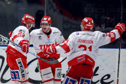 Timrås Johan Persson jublar med lagkamrater
