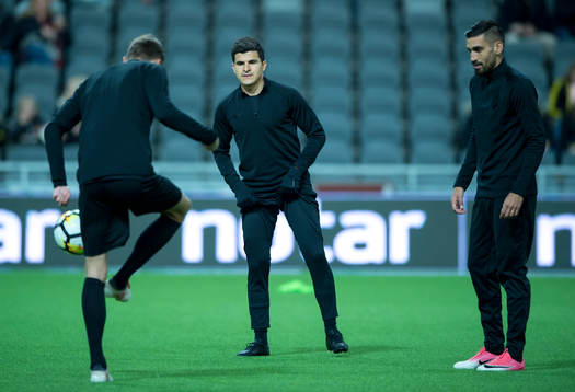 s Tarik Elyounoussi (mitten) värmer upp
