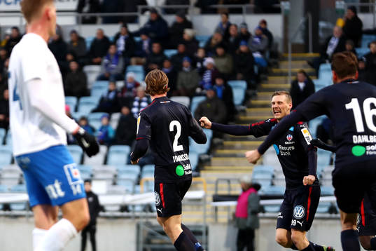 Helsingborgs Carl Johansson jublar med Andri Runar Bjarnason