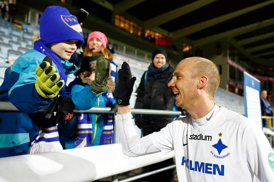 Norrköpings Andreas Johansson med blodig näsa och ung