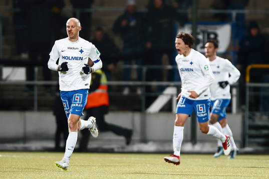 Norrköpings Simon Thern jublar bakom Norrköpings Andreas