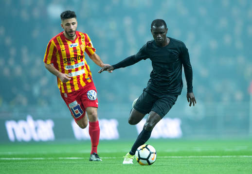 s Enoch Kofi Adu med bollen tätt jagad av Syrianskas