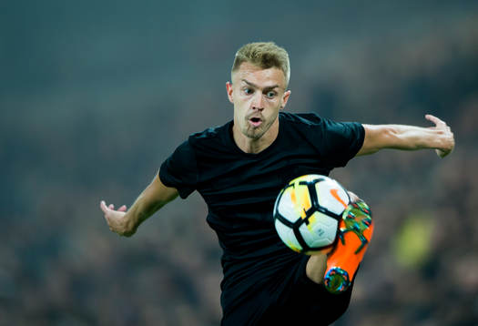 s Rasmus Lindkvist plockar ned bollen