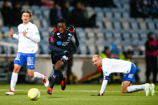 Helsingborgs Mamudo Moro driver bollen