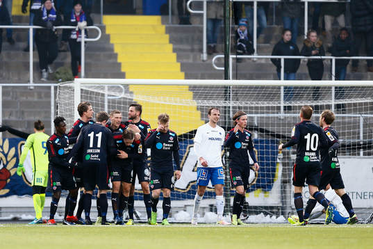 Helsingborgs Carl Johansson jublar med lagkamrater