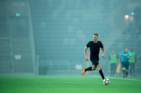 s Rasmus Lindkvist med bollen
