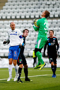 Helsingborgs målvakt Pär Hanssontar ner bollen framför