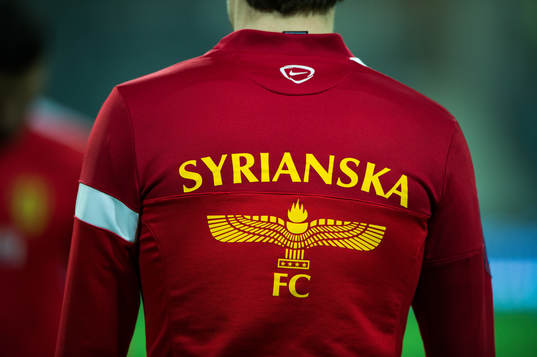 En tröja med Syrianskas logotyp